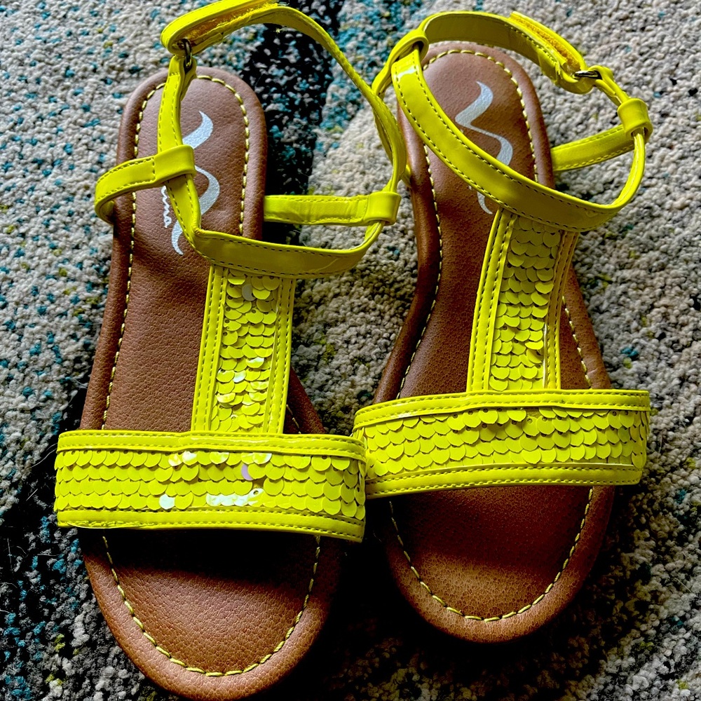 Vima Girl's Sandals - Volt Yellow, Size 4 (Like New): $12